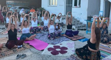 Çanakkale'de şalvarla yoga yaptılar!