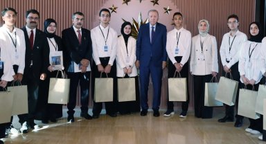 Cumhurbaşkanı Erdoğan Ahlat'ta öğrencileri kabul etti