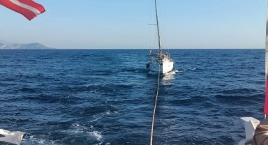 Fethiye açıklarında sürüklenen teknedeki 5 kişi kurtarıldı