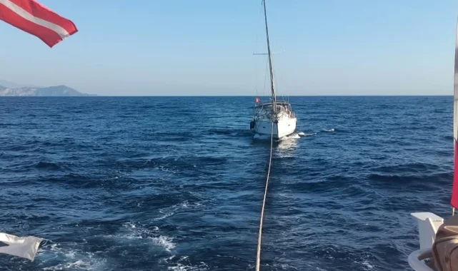 Fethiye açıklarında sürüklenen teknedeki 5 kişi kurtarıldı