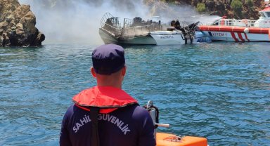 Fethiye'de gezinti teknesinde yangın! 115 kişi tahliye edildi