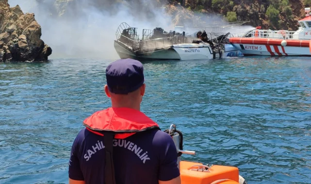 Fethiye'de gezinti teknesinde yangın! 115 kişi tahliye edildi