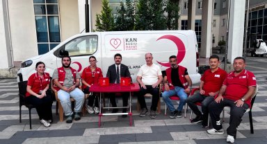 Hopa Kaymakamı Karakaya'dan kan bağışı aracına ziyaret
