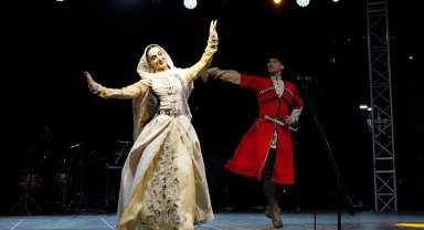 İstanbul Beylikdüzü'nde Uluslararası Halk Dansları zamanı