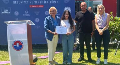 İstanbul Maltepe'de ''İçimdeki Sahne Atölyesi'' katılımcıları belgelerini aldı
