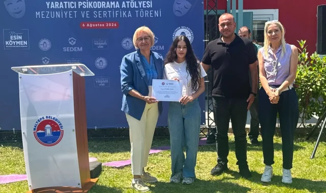 İstanbul Maltepe'de ''İçimdeki Sahne Atölyesi'' katılımcıları belgelerini aldı