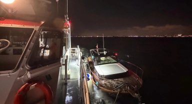 İstanbul Moda açıklarında su alan teknedeki 4 kişi kurtarıldı