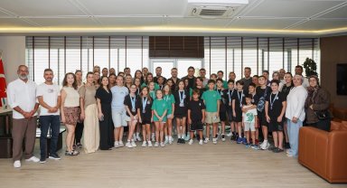 İzmir Aliağalı genç yüzücüler Başkan Acar'la buluştu