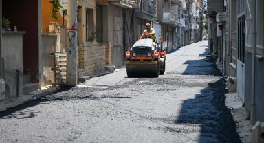 İzmir Bornova'da Çamdibi sokakları asfaltla yenileniyor