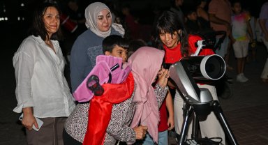 İzmir Bornova'da yıldızlar geçidi