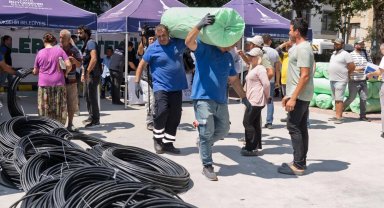 İzmir Büyükşehir'den domates ve çilek üreticisine iklim zırhı