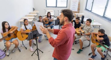 İzmir Büyükşehir'in Yaz Okulu hem eğlendiriyor hem öğretiyor