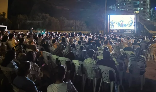 İzmir Çiğli'de Mahalle Sinema Günlerine büyük ilgi