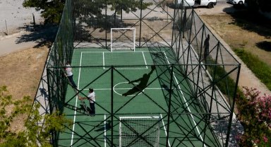 İzmir Karabağlar 'da 5 mahalleye 5 yeni mini futbol sahası