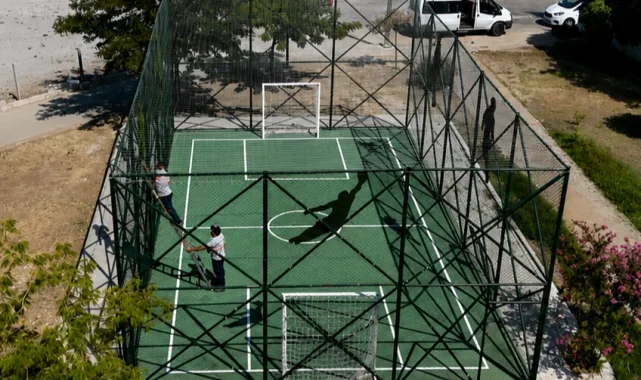 İzmir Karabağlar 'da 5 mahalleye 5 yeni mini futbol sahası
