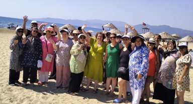 İzmir Karabağlarlı kadınlara Pamucak'ta deniz keyfi