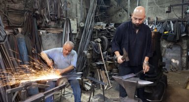 İzmir Kemeraltı'nın son ustaları direniyor... Çekiç sesleriyle yaşayan miras