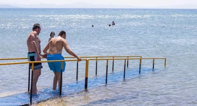 İzmir'de engelli yurttaşlar denizle buluşuyor