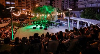 İzmir'de zeytin ağacının altında "Gece Makamı" ezgileri