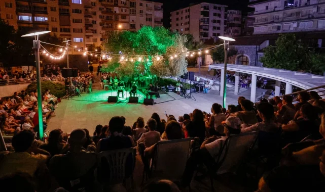 İzmir'de zeytin ağacının altında "Gece Makamı" ezgileri