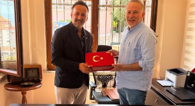 İzmit Belediyesi'nden muhtarlara doğum günü ziyareti