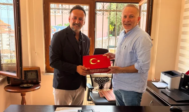 İzmit Belediyesi'nden muhtarlara doğum günü ziyareti
