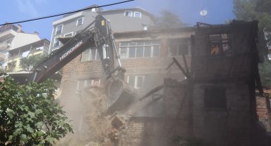 İzmit'te tehlike arz eden metruk bina yıkıldı