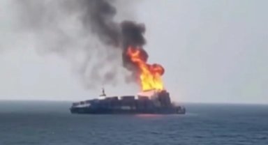 Karadeniz'de su ısındı! Konteyner gemisi vuruldu