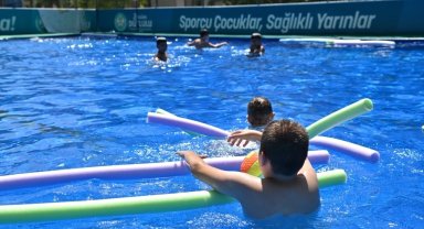Manisa'da çocuklar hem serinleyecek hem yüzme öğrenecek