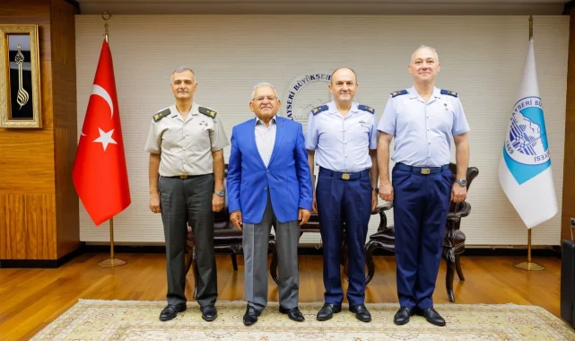 Memduh Büyükkılıç'a komutanlardan veda ziyareti