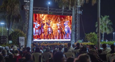Mersin'de çocuklar açık havada sinema keyfi yaşadı