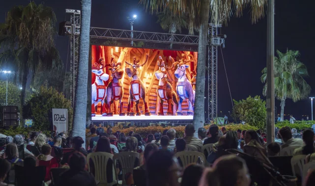 Mersin'de çocuklar açık havada sinema keyfi yaşadı