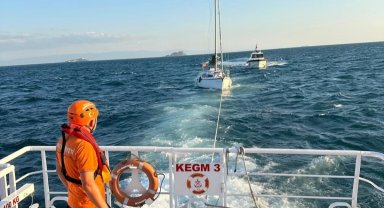 Moda açıklarında sürüklenen tekne kurtarıldı
