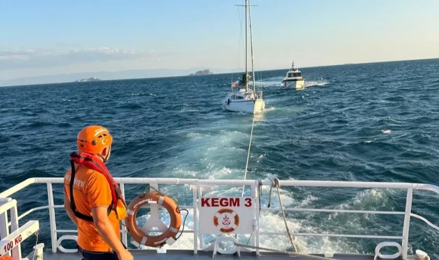 Moda açıklarında sürüklenen tekne kurtarıldı