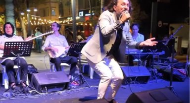 Mudanya'da deniz kıyısında müzik keyfi