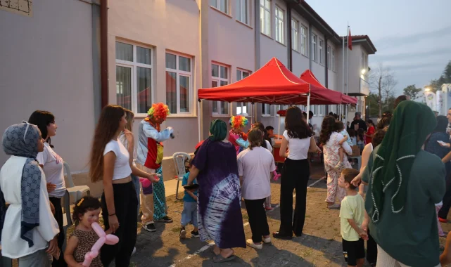 Mutluluk Tırı Sapanca'da çocukların yüzünü güldürdü