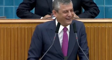Özgür Özel'in dili sürçtü! İlk günün günahı olmaz