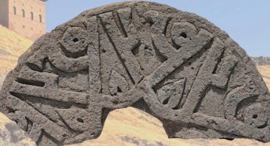 Selçuklu taşında 'Hz. Muhammed' ismi 6 kez yer aldı... Ani'de tarihi keşif!