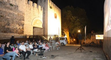 Tarihi surların gölgesinde sinema keyfi