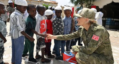 TSK'dan Somali'deki yetim çocuklara gıda ve giyecek desteği