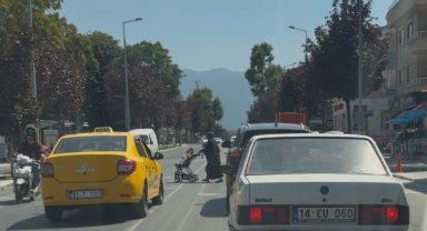 Yaya geçidinde tehlikeli sollama kamerada