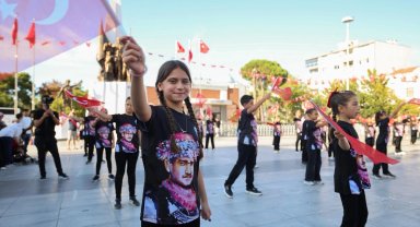 Zafer Bayramı Manisalı çocukların neşesiyle kutlandı