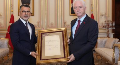 66 yıl sonra bulunan 127 yıllık mektup İstanbul Valiliği'ne teslim edildi