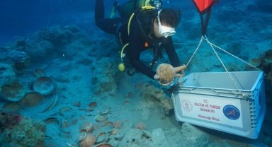 Akdeniz'in derinliklerinden 2 bin 100 yıllık sofra takımları çıkarılıyor