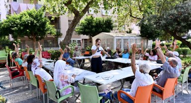 Alzheimer farkındalığı için Muratpaşa'da yaşlı evlerinde buluşuldu