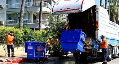 Antalya Muratpaşa'da konteynerler temizleniyor