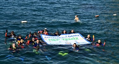 Antalya'da gönüllü dalgıçlardan Muratpaşa'da deniz dibi temizliği