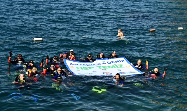 Antalya'da gönüllü dalgıçlardan Muratpaşa'da deniz dibi temizliği