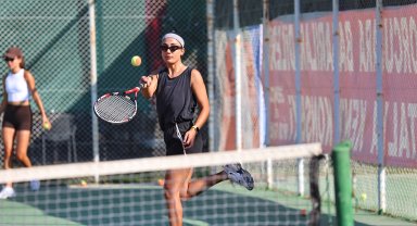 Antalya'da ücretsiz tenis kurslarıyla spor herkese ulaşıyor