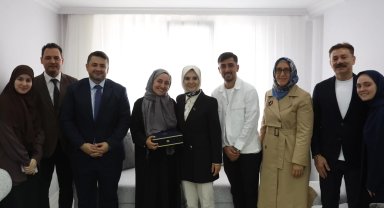 Bakan Göktaş, yeni evli çiftin ilk misafiri oldu
